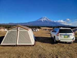 ふもとっぱらキャンプ場から望む富士山と設営したロッジ型テントの絶景