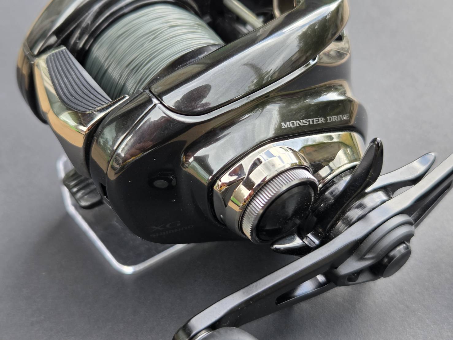 アンタレスDCMD MONSTER DRIVEの刻印とゴールドドラグノブのクローズアップ