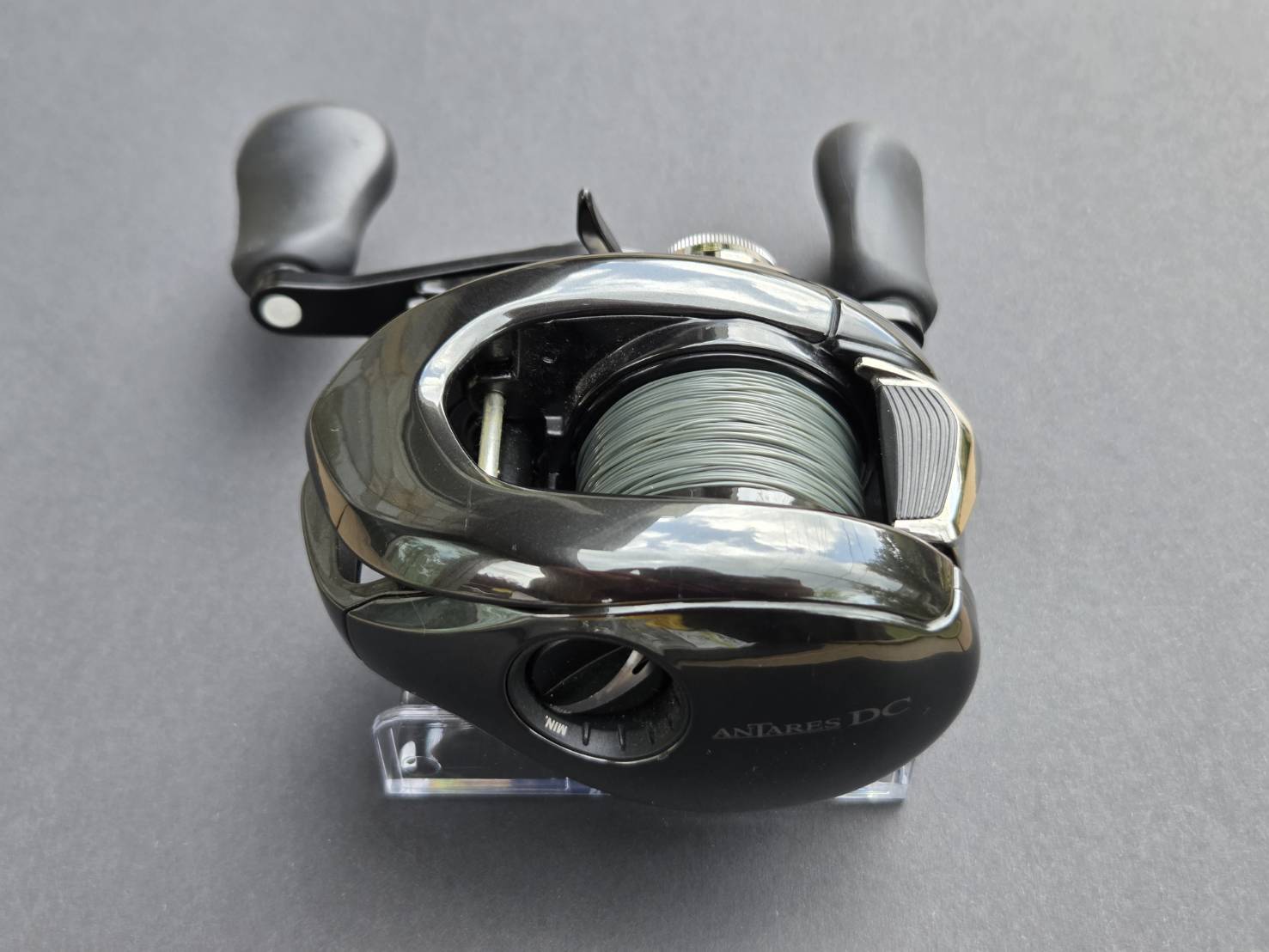 シマノ アンタレスDCMD 斜め上・ANTARESロゴとDCブレーキダイヤル