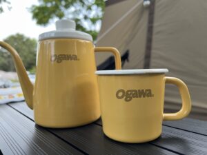 ホーローマグカップとドリップポットを並べた2点