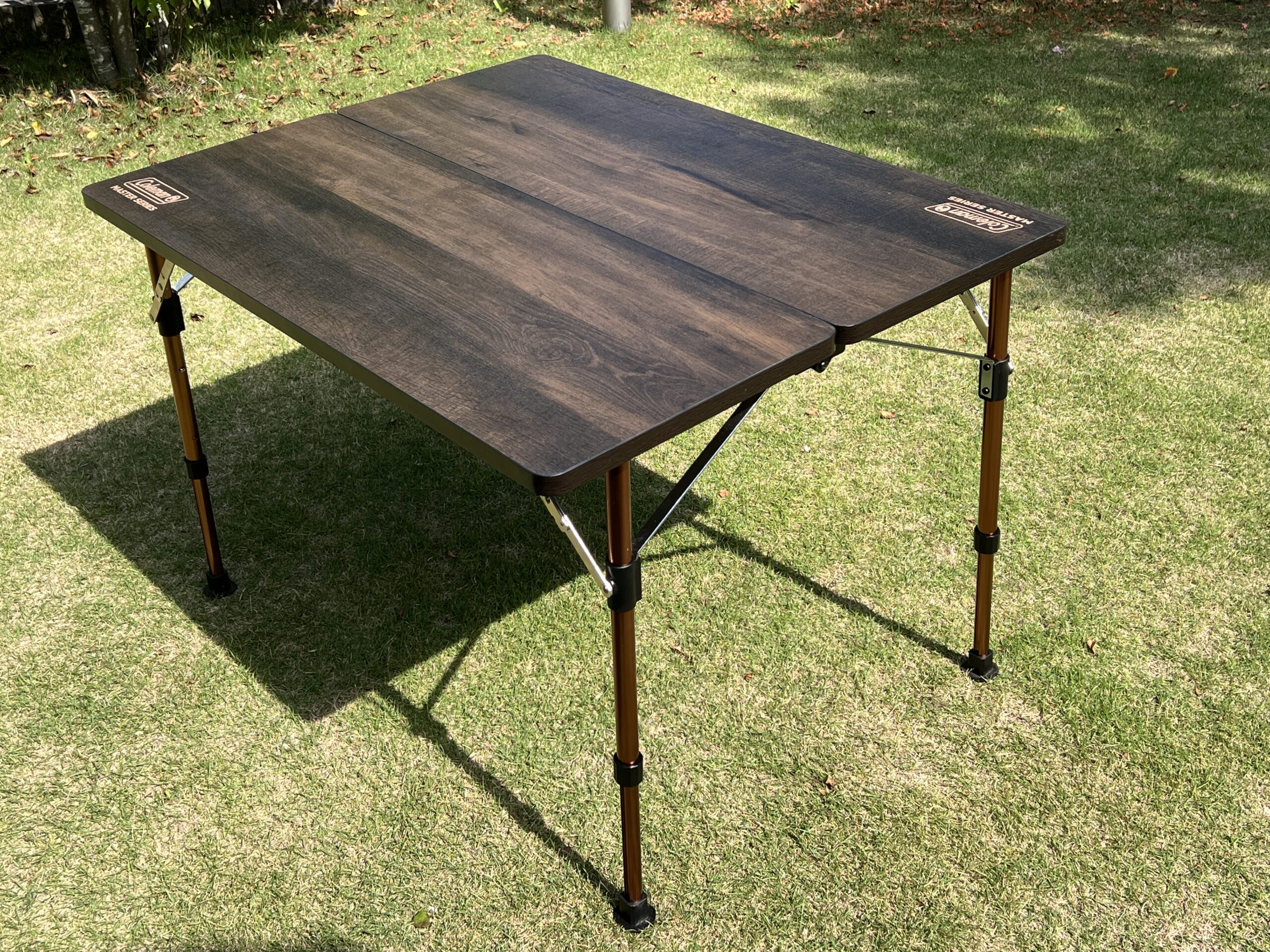 コールマン バタフライテーブル マスターシリーズ 高さ約60cm ミドルスタイル設定での使用イメージ
