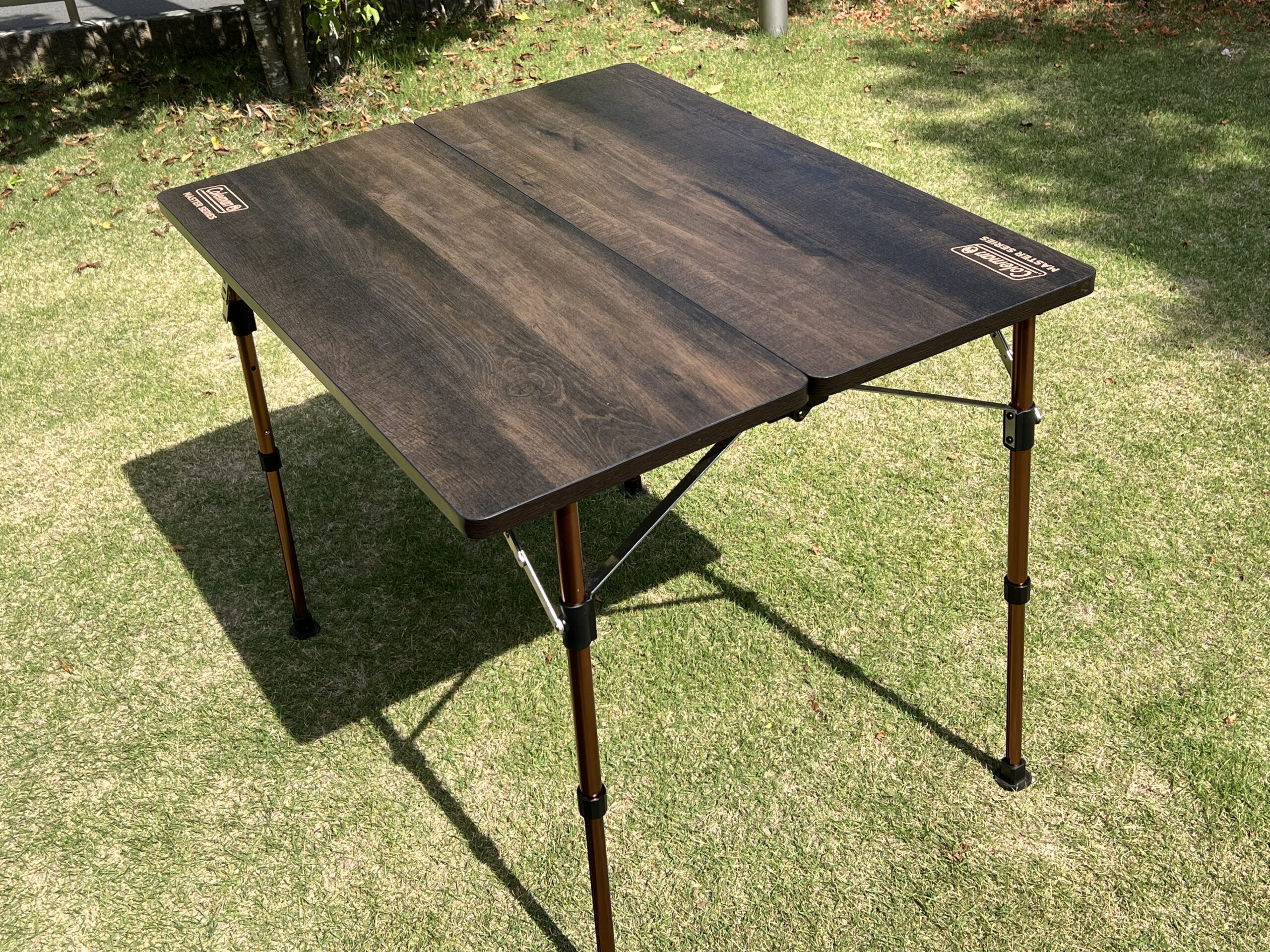 コールマン バタフライテーブル マスターシリーズ 高さ約70cm ハイスタイル設定での使用イメージ
